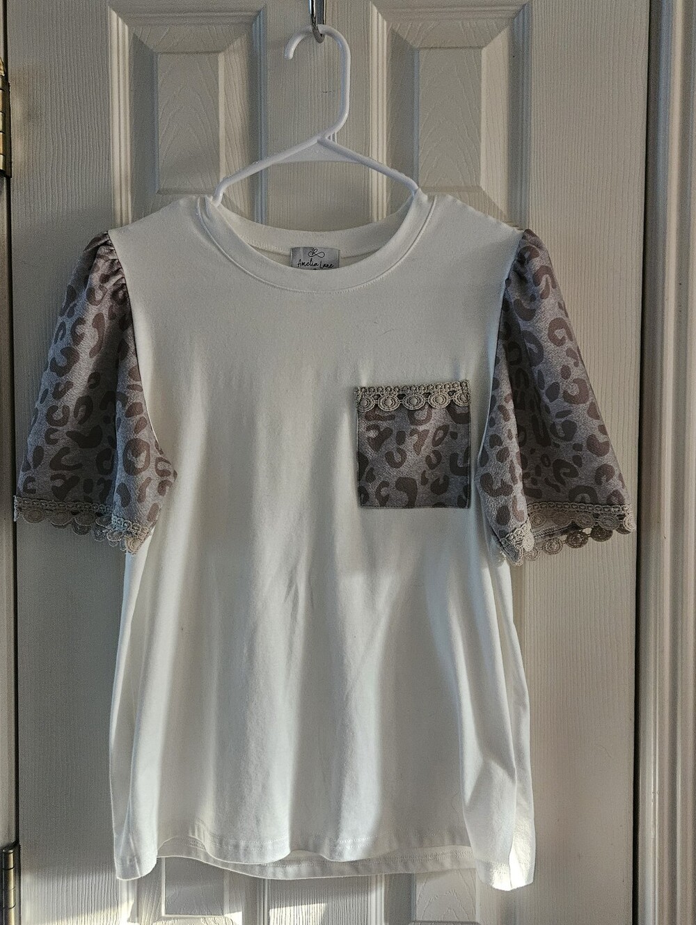 Amelia Lane White Top w/ Taupe Leopard Sleeves and Pocket, NWOT, Sz S, 19.5 P2P